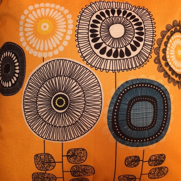 DECORATIVE THROW PILLOW SET (Includes 2) Cute Abstract Floral Design 15”x15” NEW - Picture 9 of 10